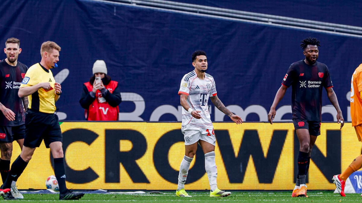 Árbitro admite error en la expulsión de Luis Díaz tras el Leverkusen vs. Bayern