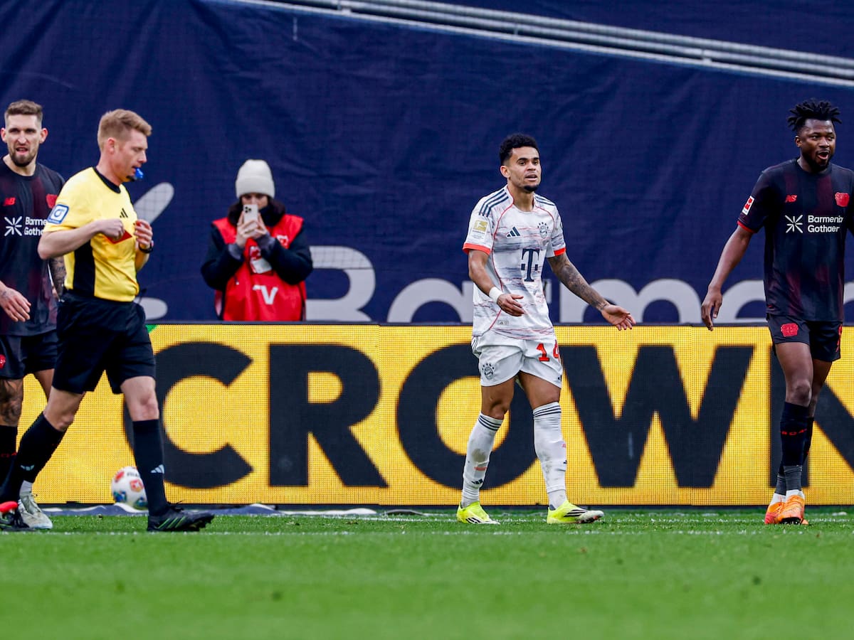 Árbitro admite error en la expulsión de Luis Díaz tras el Leverkusen vs. Bayern