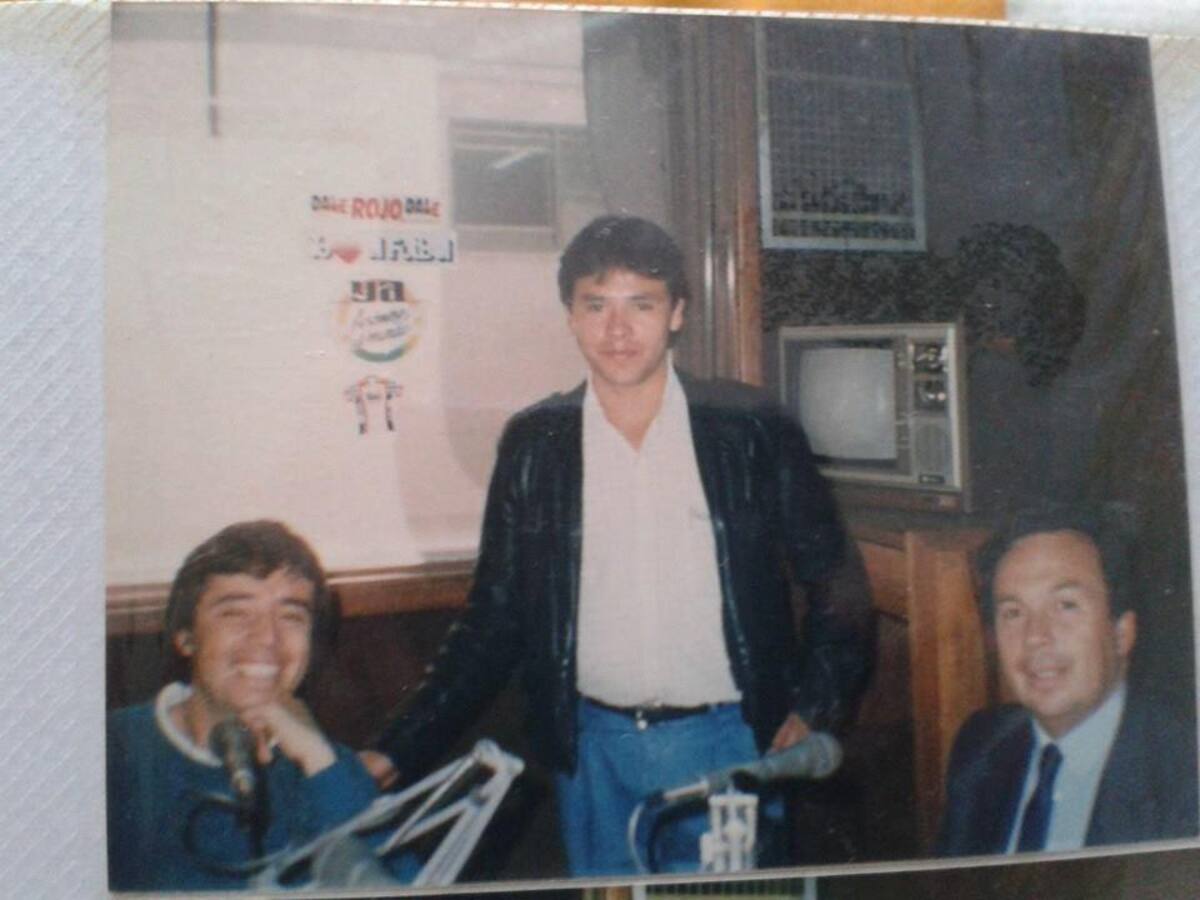 En la cabina de Caracol Radio de la calle 19 con carrera 8, junto a César Augusto Londoño y Edgar López, operador de la Cadena Básica. Archivo personal.