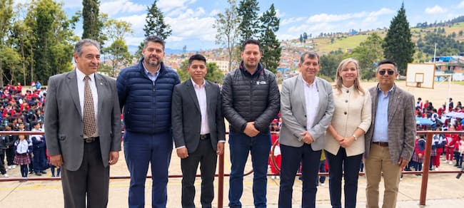 El director general del SENA, Fray Ricardo Torres Castro, fue homenajeado en la Institución Educativa INEM Carlos Arturo Torres de Tunja, plantel de donde es egresado / Foto: Caracol Radio.