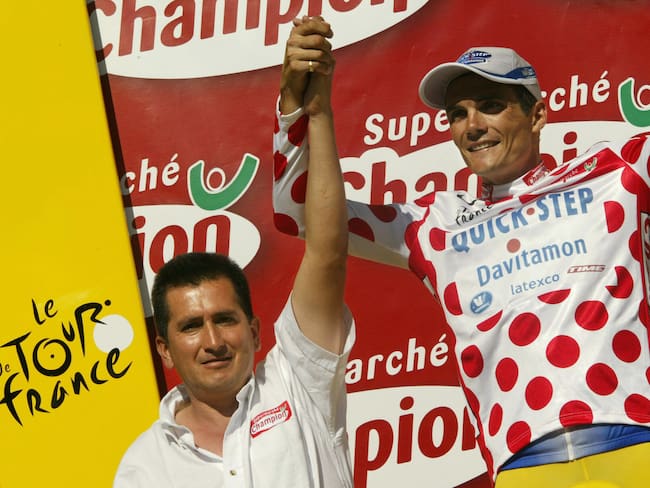 Frenchman Richard Virenque con Luis &quot;Lucho&quot; Herrera en la etapa 8 del 90° Tour de France 2003 (Photo credit should read FRANCK FIFE/AFP via Getty Images)