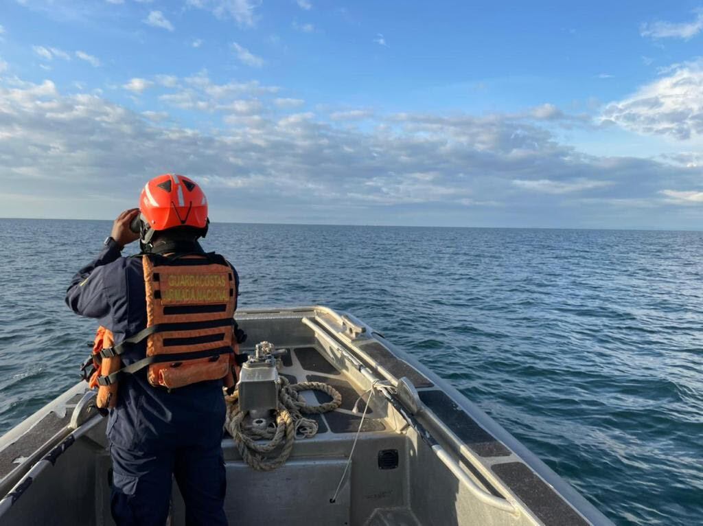 En el bote se movilizaban 41 personas al momento de la emergencia. Foto: Armada.