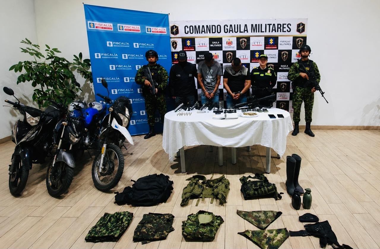 En Tuluá fueron incautados un fusil, cuatro pistolas, municiones de distintos calibres, material de intendencia, tres motocicletas, un dron y una mira telescópica.