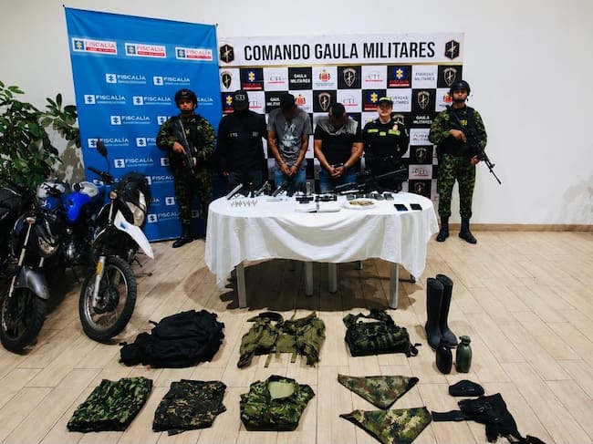 En Tuluá fueron incautados un fusil, cuatro pistolas, municiones de distintos calibres, material de intendencia, tres motocicletas, un dron y una mira telescópica.