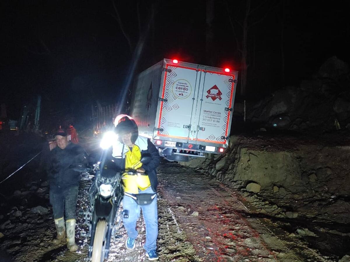 Camión se enterró en derrumbe de la vía a Barranca