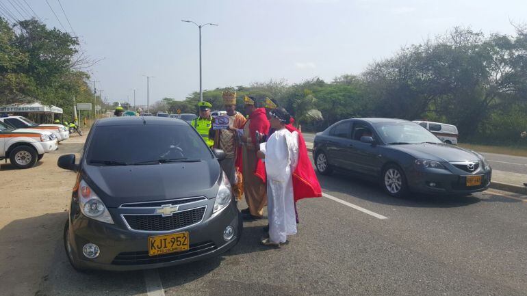 Los policías disfrazados de Reyes Magos en las vías del Atlántico
