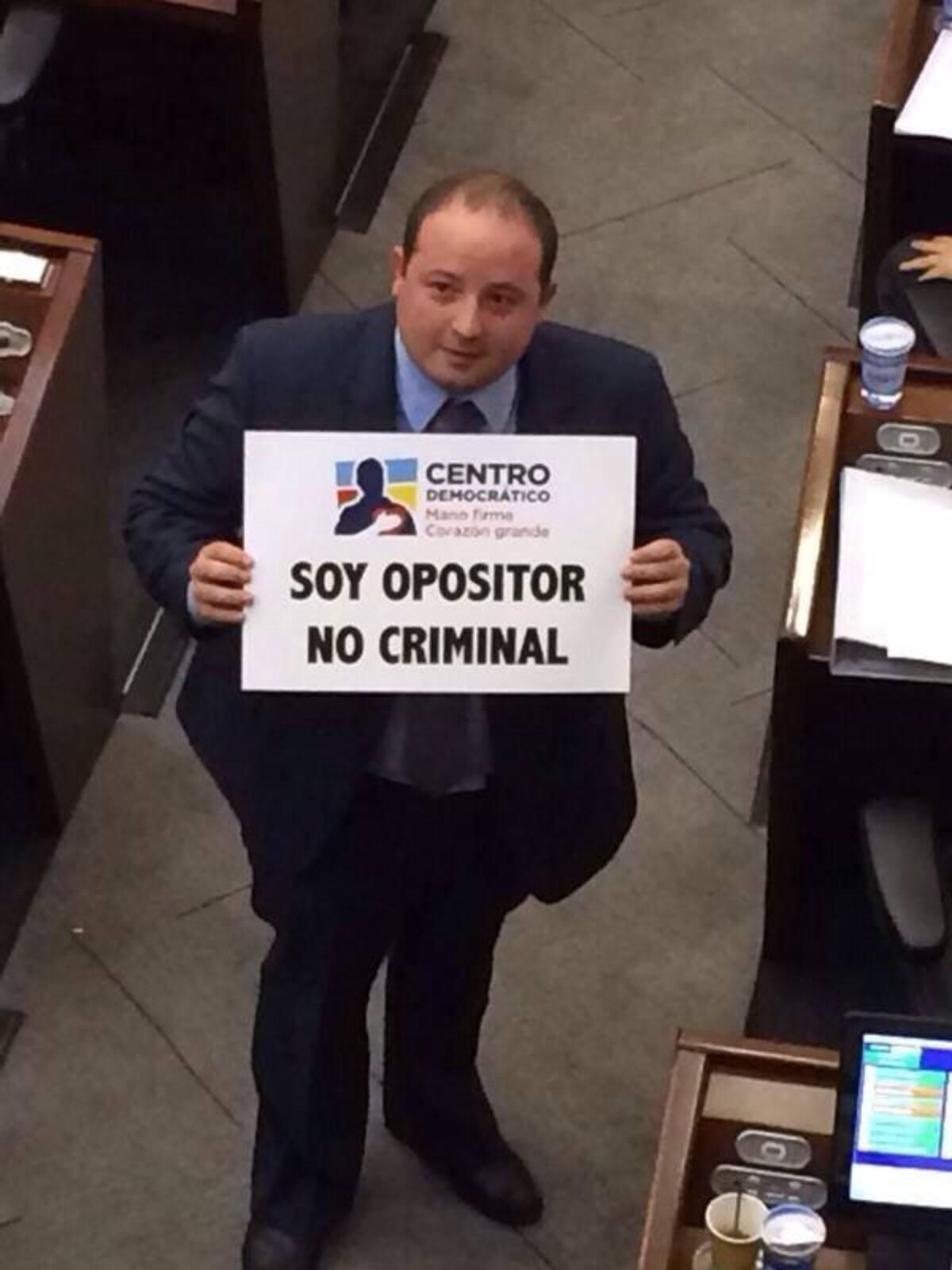 El 26 de agosto de 2014, en medio de la polémica generada por las nuevas acusaciones del Hacker Andrés Sepúlveda, quien aseguró que por orden del uribismo interceptó comunicaciones del gobierno y saboteó el proceso de paz. Plenaria del Senado.