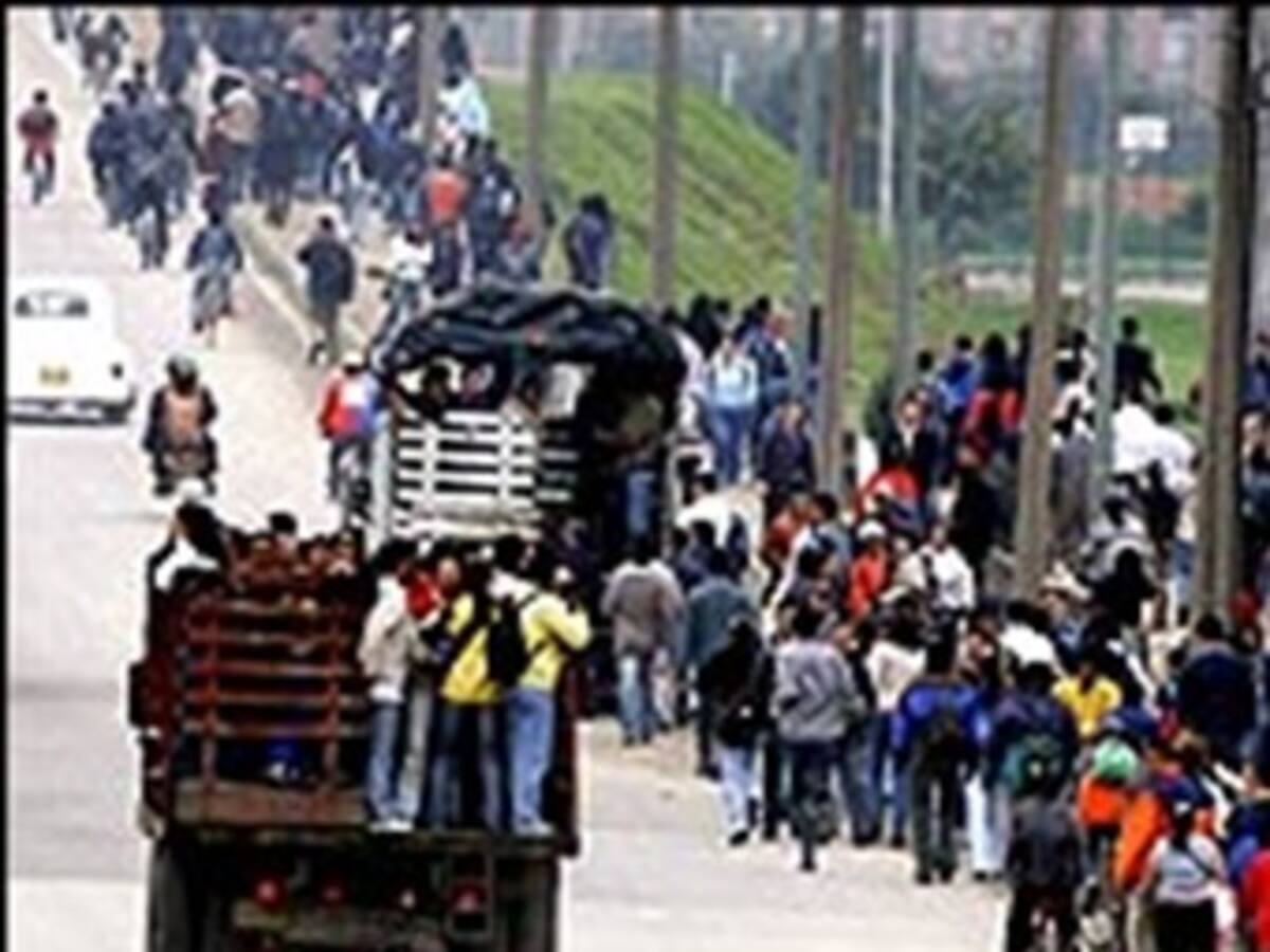 Amenazan con paro de transporte si no bajan precios de combustibles
