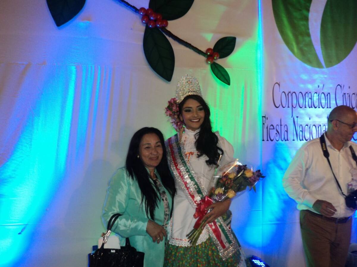 Celebrando con su familia, la corona de reina nacional del Café