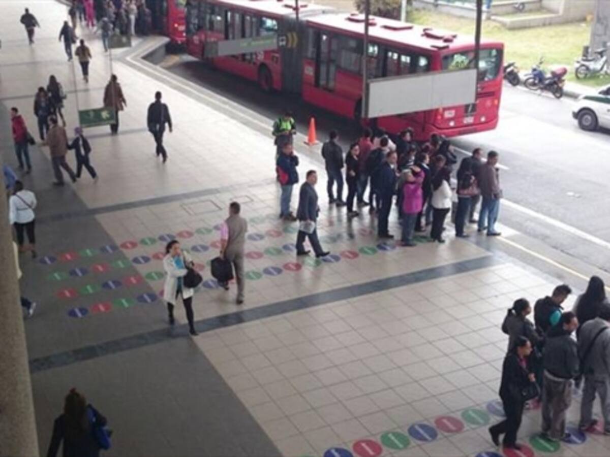Hieren a dos hermanos dentro de Transmilenio en medio de un atraco