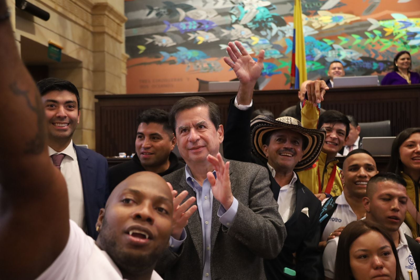 El ministro del Interior, Juan Fernando Cristo, en el Congreso celebra la aprobación en segundo debate de la reforma política. (Cortesía - Ministerio del Interior)