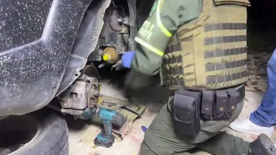 Dos arrobas y media de coca fueron halladas en la carrocería de un carro