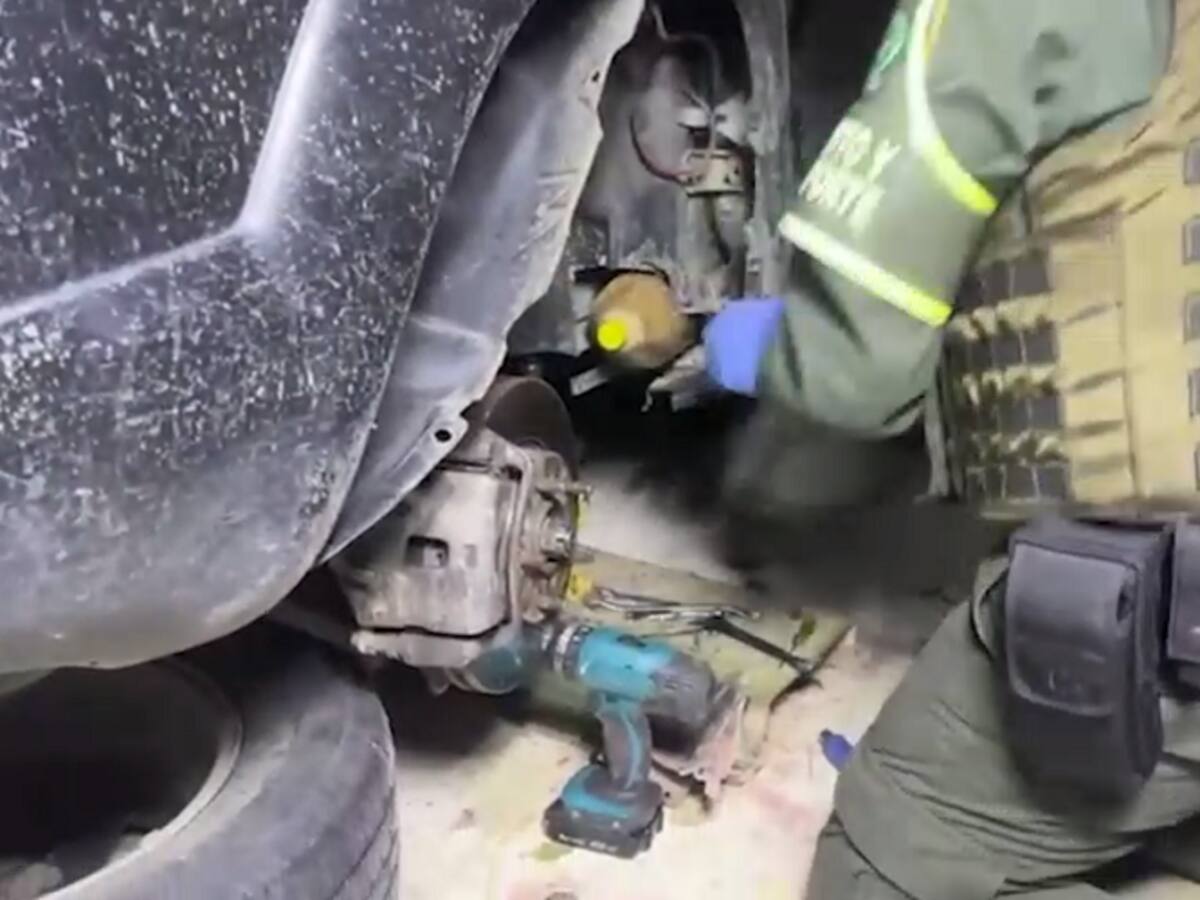 Dos arrobas y media de coca fueron halladas en la carrocería de un carro