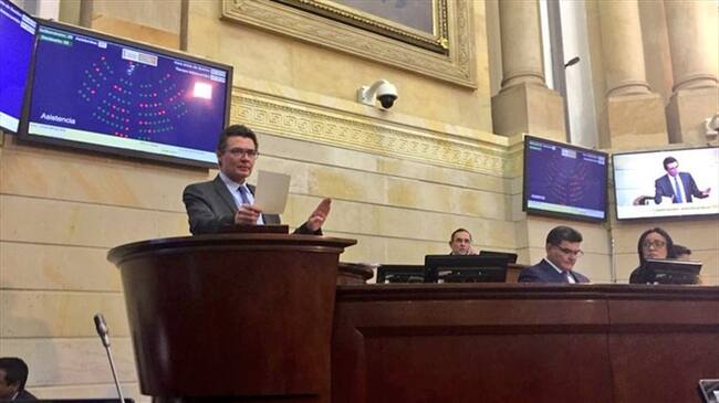 En debate en el Senado, el ministro de Salud, Alejandro Gaviria, confirmó la noticia. Foto: Foto tomada de Twitter @MinSaludCol