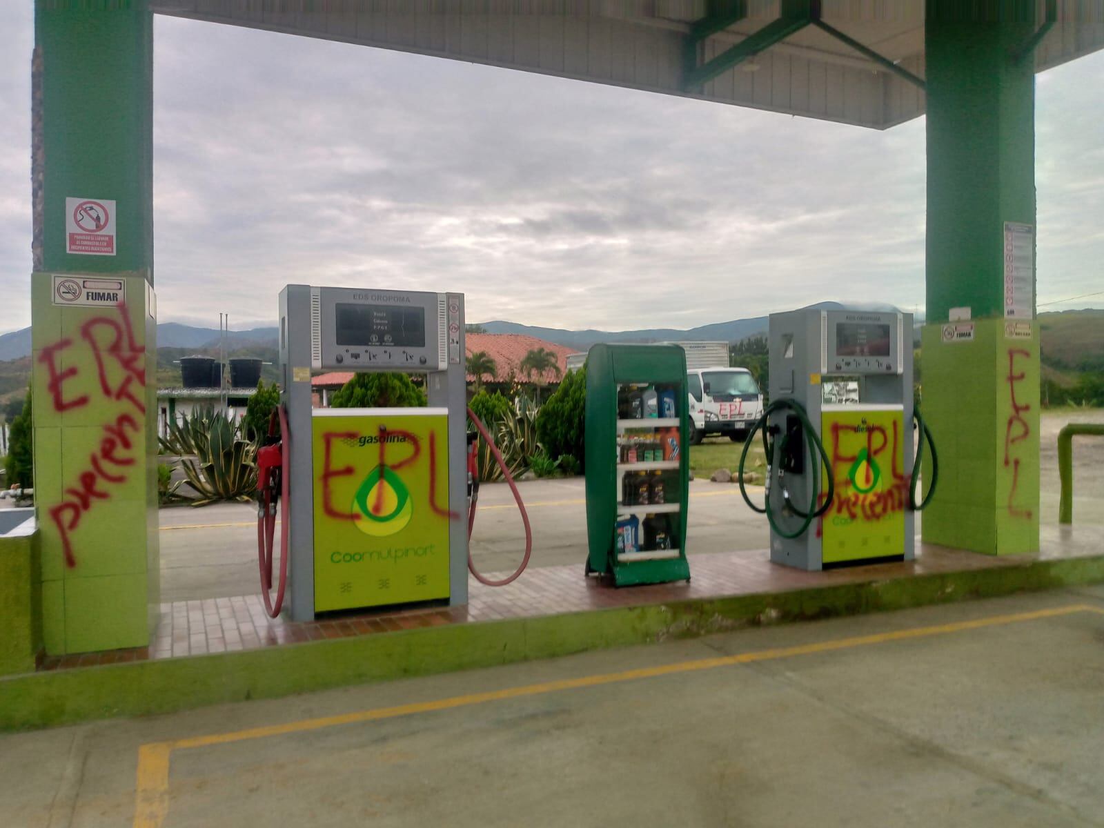 EPL marca con grafitis estaciones de gasolina en Ábrego, Norte de Santander. / Foto: Cortesía.