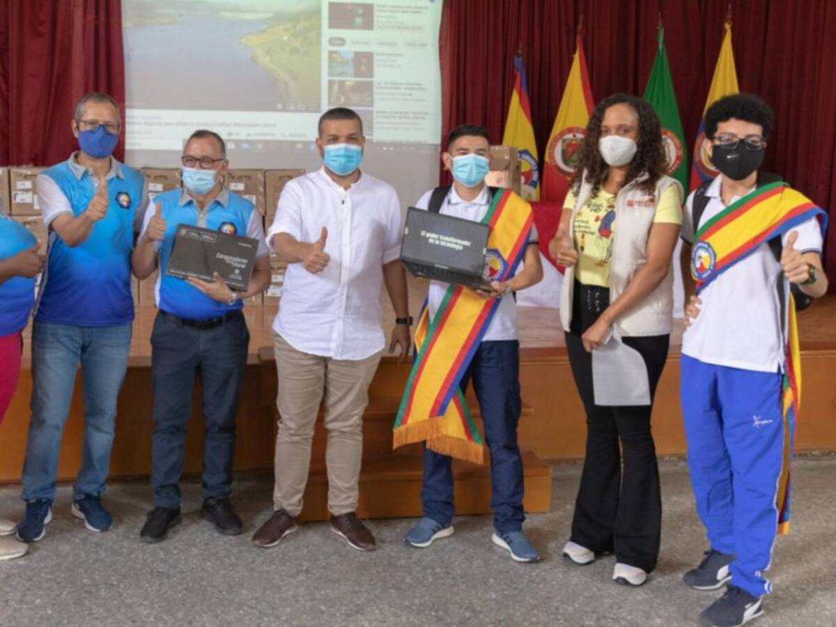 Cerca de mil computadores están siendo entregados en colegios de Pereira