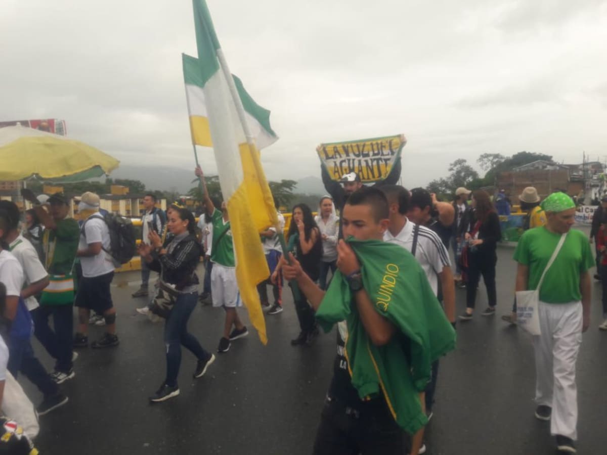 Los integrantes de la barra Artilleria Verde del Deportes Quindío también marcharon