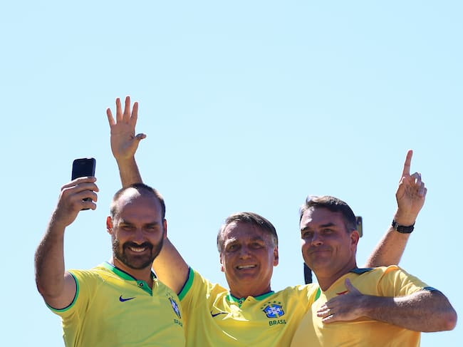 Jair Bolsonaro y sus hijos, Eduardo Bolsonaro, Flavio Bolsonaro. Foto: Buda Mendes/Getty Images