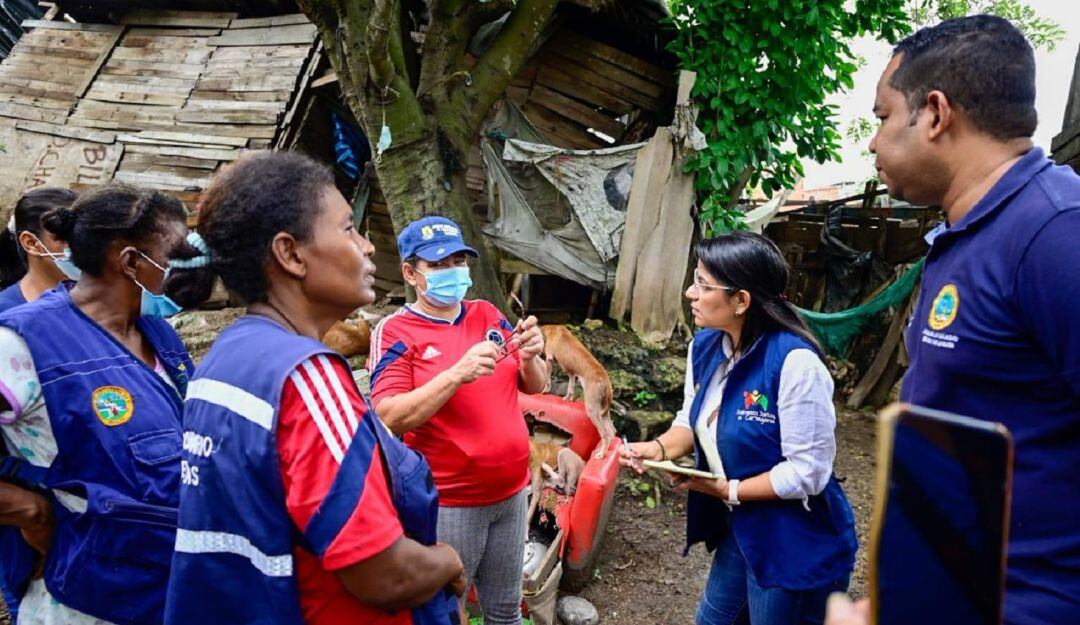La alcaldesa (e) de la Localidad Industrial y de la Bahía, Diana Martínez, trabaja en barrios afectados para atención integral