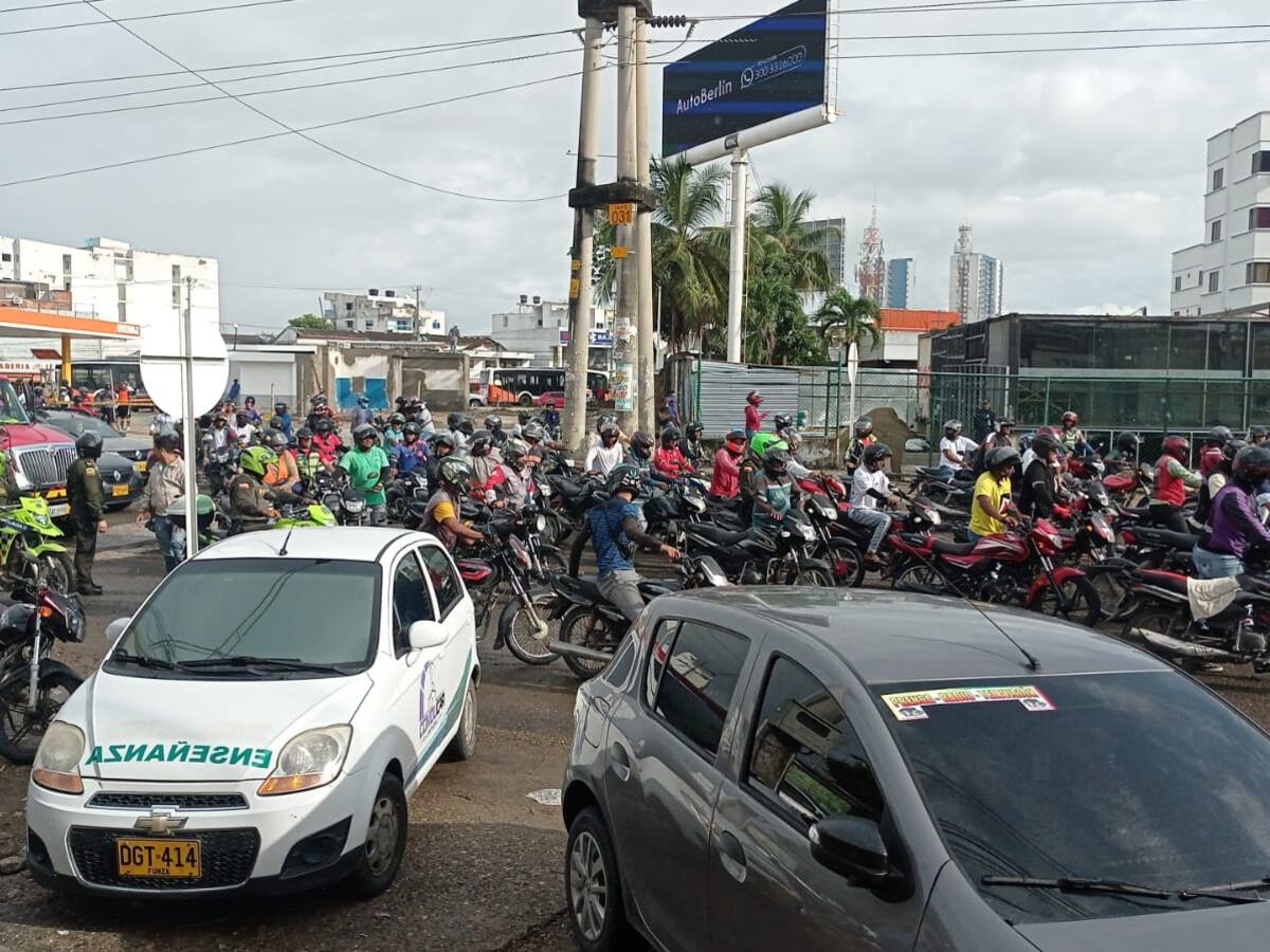 Mototaxistas bloquean vías de Cartagena para rechazar prohibición del parrillero