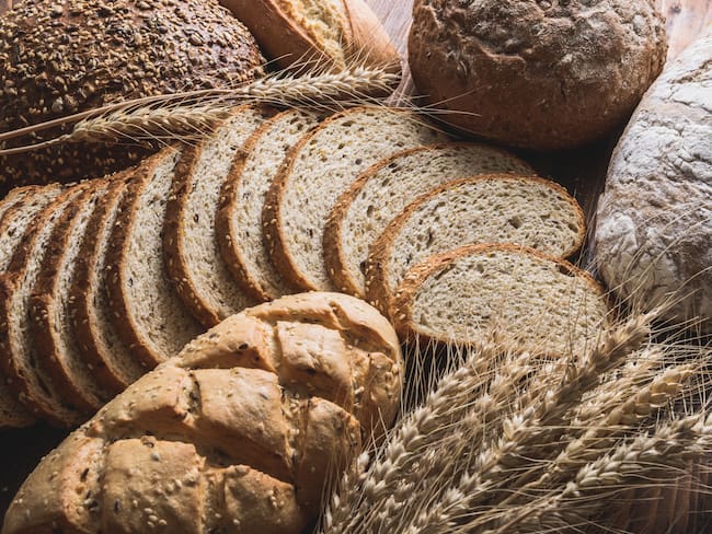 Imagen de referencia de pan blanco y  pan integral - Getty Images