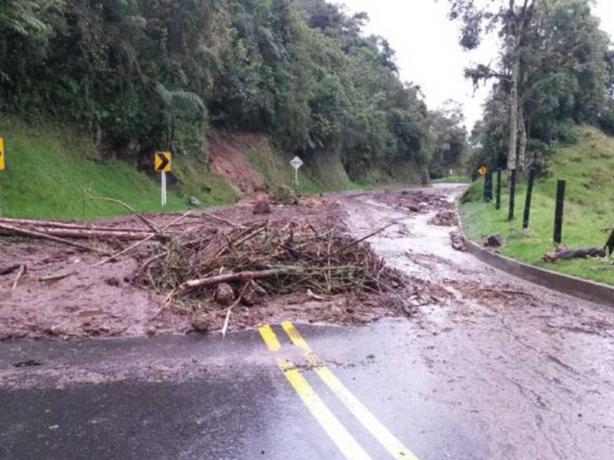 Estricto monitoreo en la vía Fresno – Manizales afectada por deslizamientos