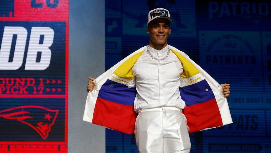 Christian Gonzalez luego de ser seleccionado por New England Patriots durante el primer round del Draft 2023 (Photo by David Eulitt/Getty Images)