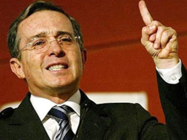 Santos quiere entregar el país a las Farc: Uribe