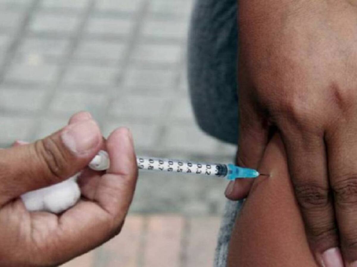 Médicos piden a jóvenes agilizar vacunación con nueva etapa