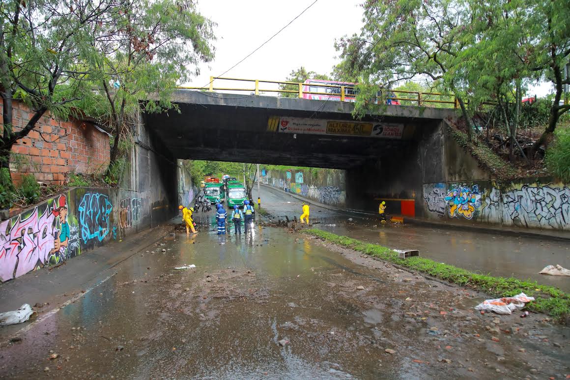 Monitoreos en los deprimidos viales de Medellín durante la temporada de lluvias. Foto: Área Metropolitana.