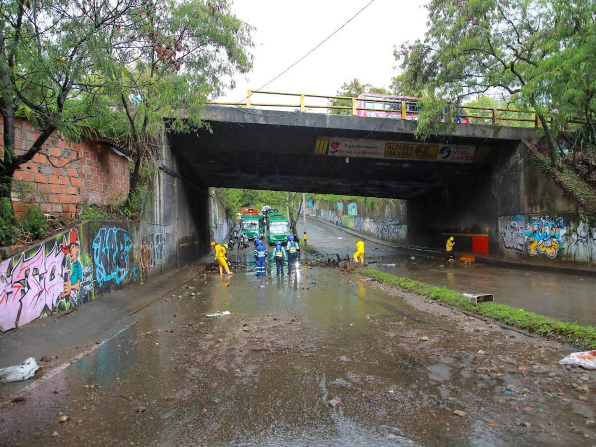 Monitorean deprimidos viales para prevenir emergencias por las lluvias en Medellín