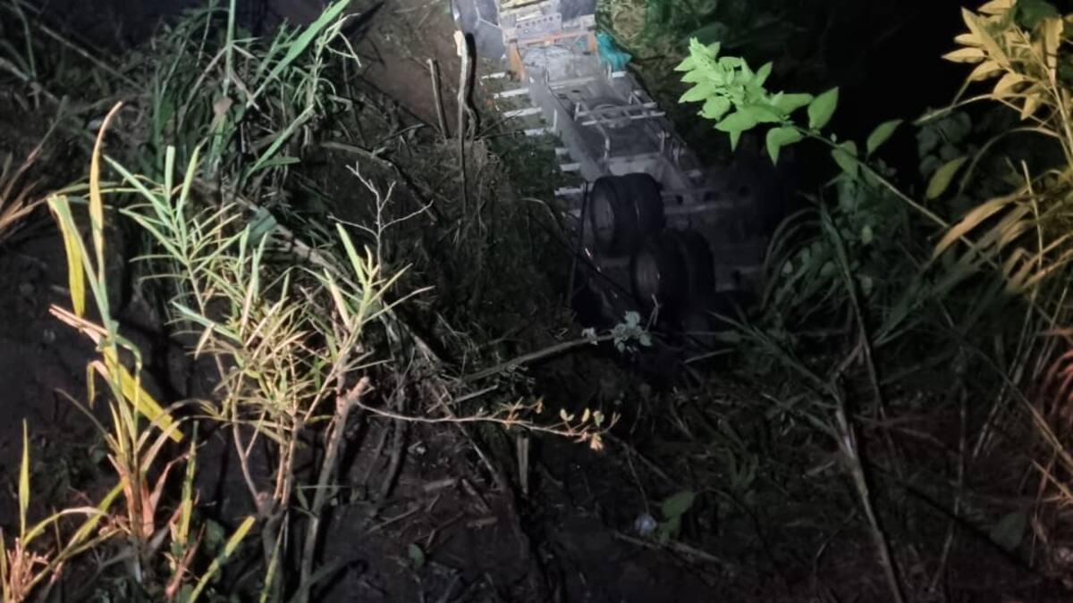 Accidente vía Rionegro - Bucaramanga dejó varios heridos, tractomula cayó al abismo