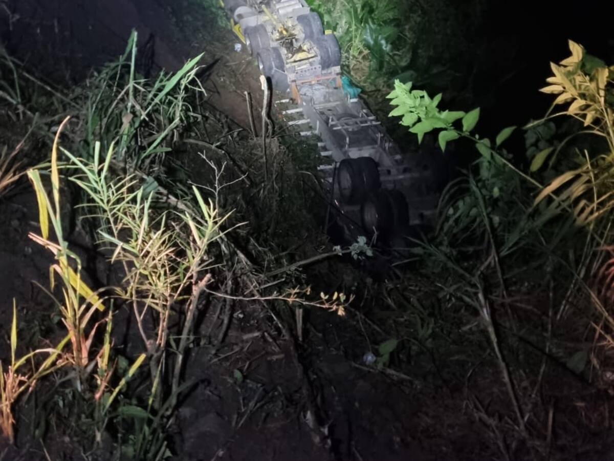 Accidente vía Rionegro - Bucaramanga dejó varios heridos, tractomula cayó al abismo