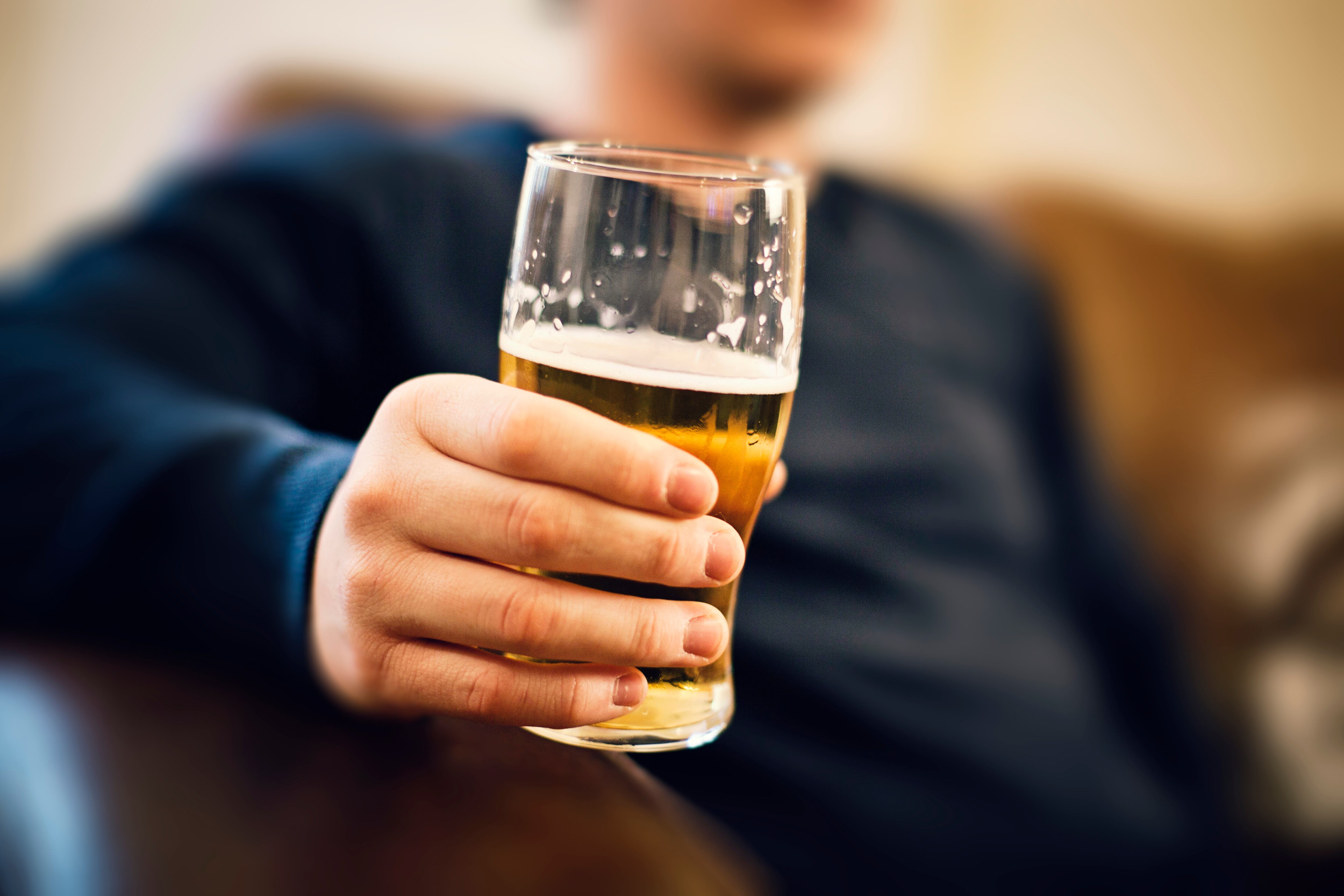 Persona bebiendo cerveza (Foto vía Getty Image)