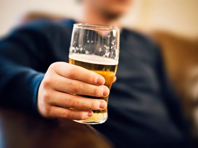 Persona bebiendo cerveza (Foto vía Getty Image)