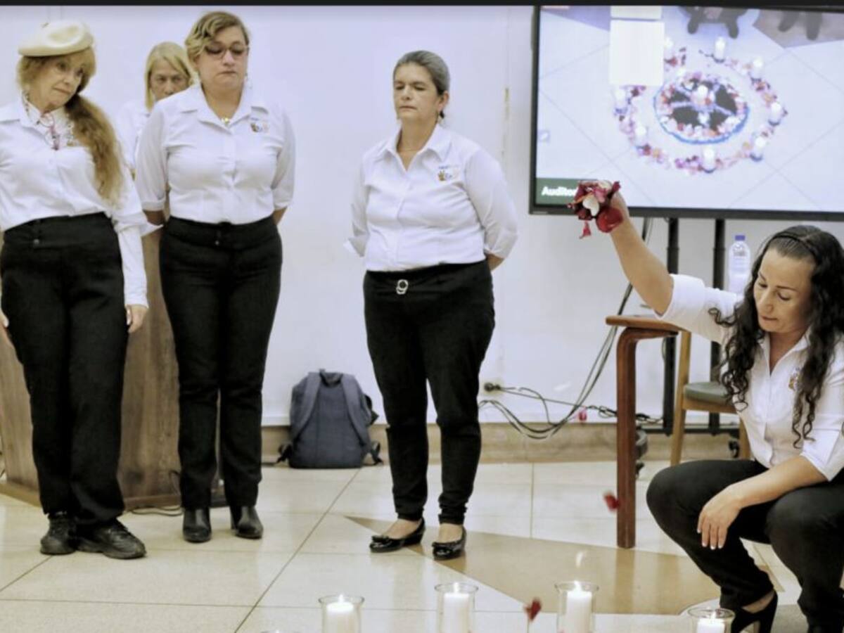 Víctimas de Medellín entregan informe sobre desplazamiento a la JEP
