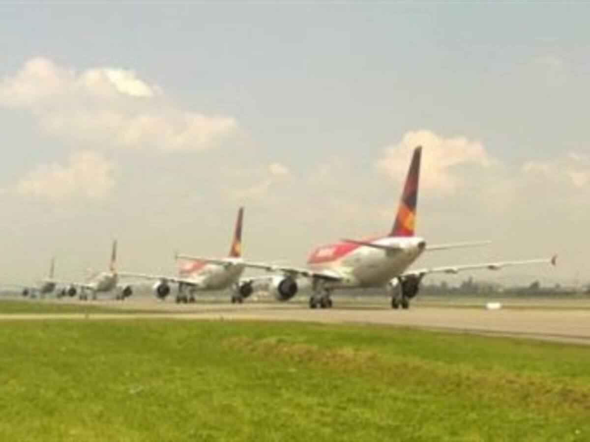 Cerca de 500 controladores militares suplirían a controladores civiles ante caos aéreo