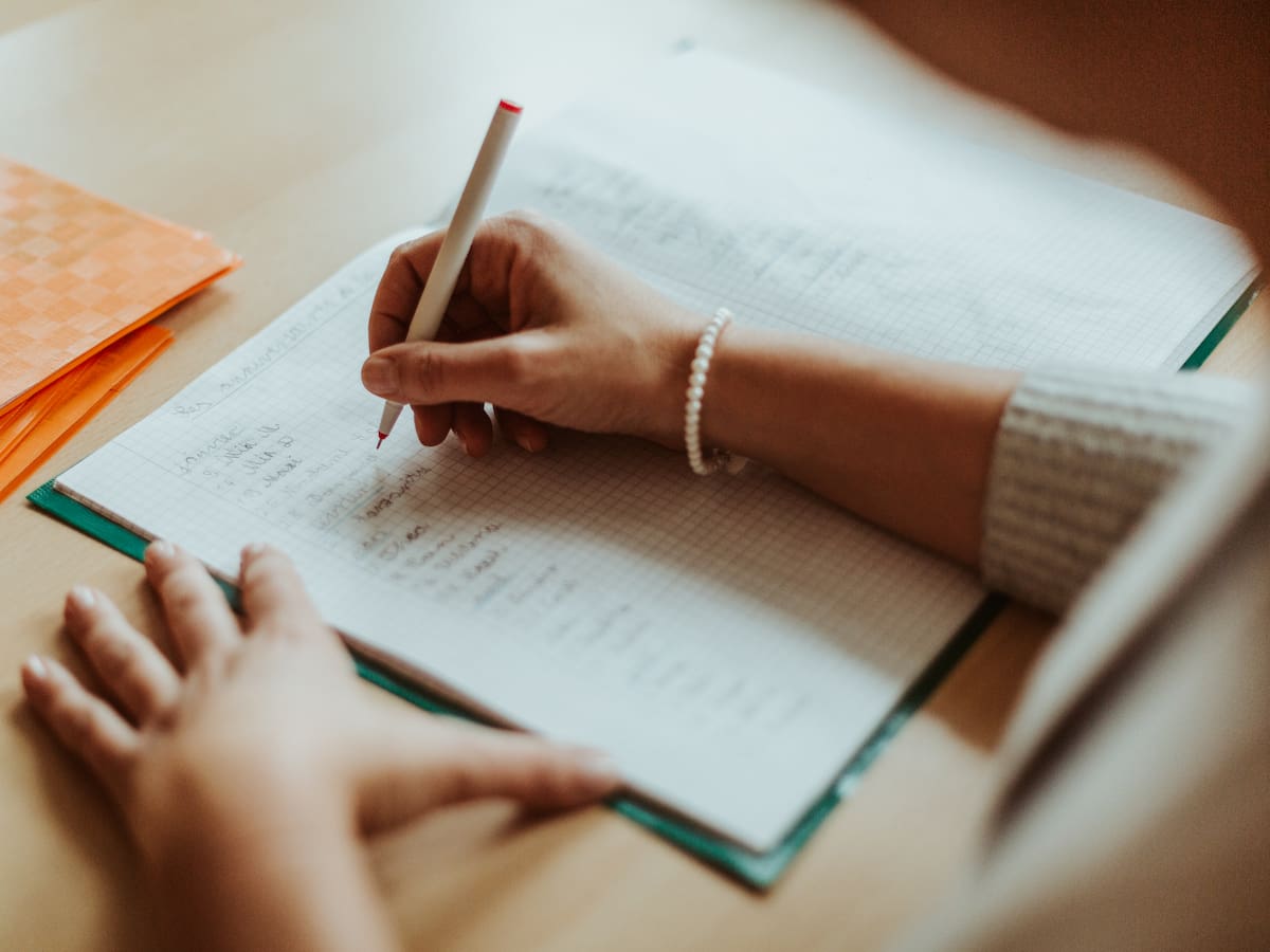 ¿Cómo es la personalidad de alguien que escribe muy ‘duro’? Esto dice la grafología