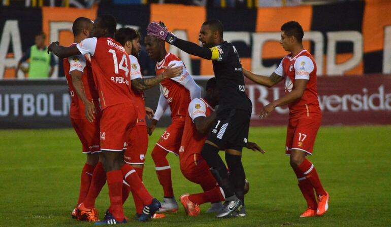Jugadores de Santa Fe celebran la anotación de Zapata