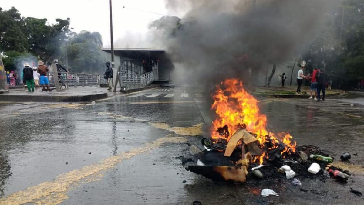 Incendian tres estaciones más del Mío en el tercer día de protestas en Cali