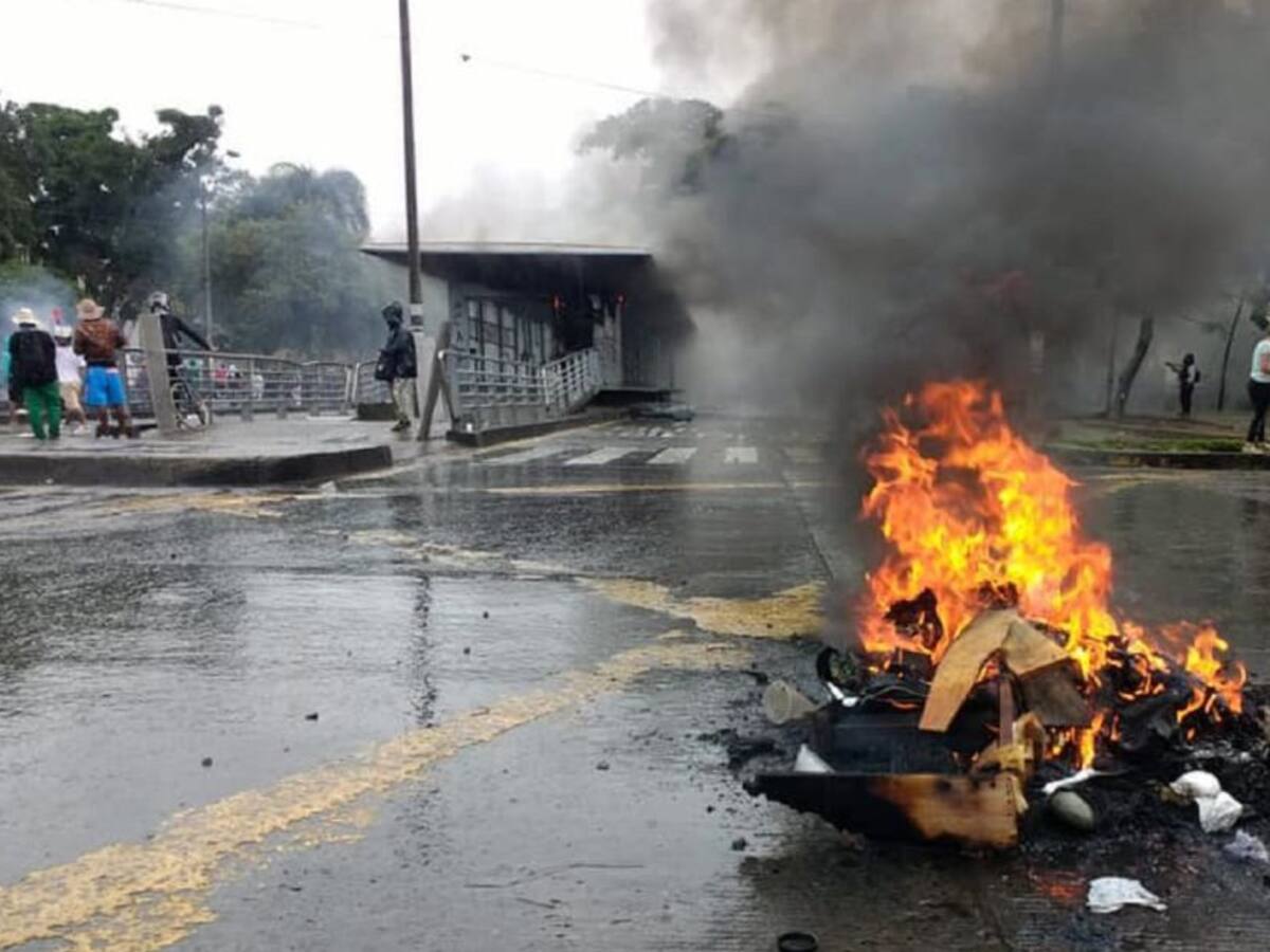 Incendian tres estaciones más del Mío en el tercer día de protestas en Cali