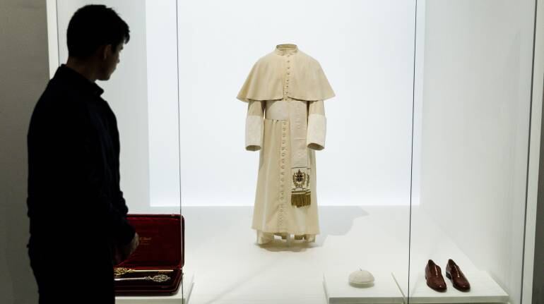 Traje usado por el papa Juan Pablo II en la exposición 'Heavenly Bodies: Fashion and the Catholic Imagination'