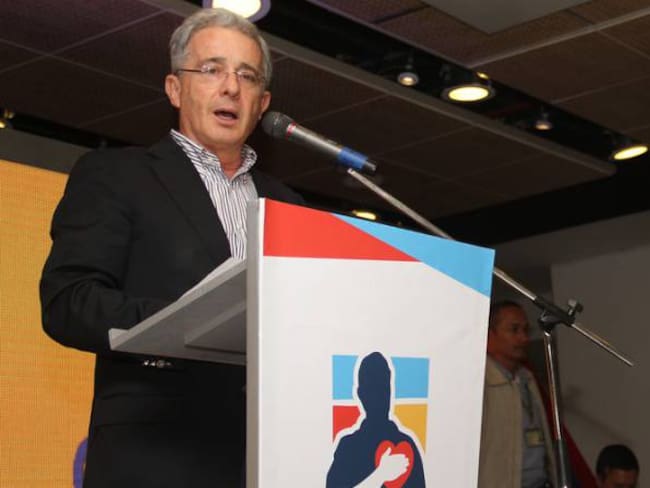 “La resistencia civil empieza por resistir las provocaciones”: Uribe a críticas de Santos