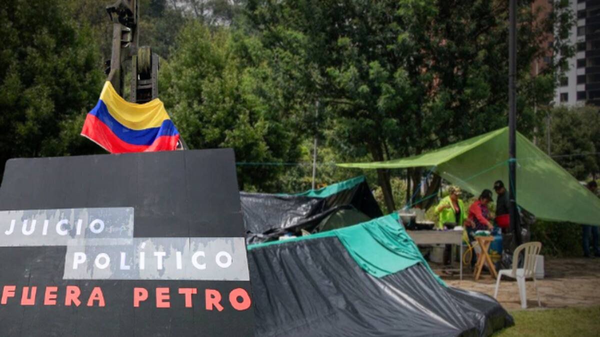 En Bogotá hay una “asamblea permanente” en la Calle 100: instalan pancartas contra Petro