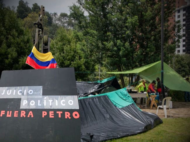 En Bogotá hay una “asamblea permanente” en la Calle 100: instalan pancartas contra Petro