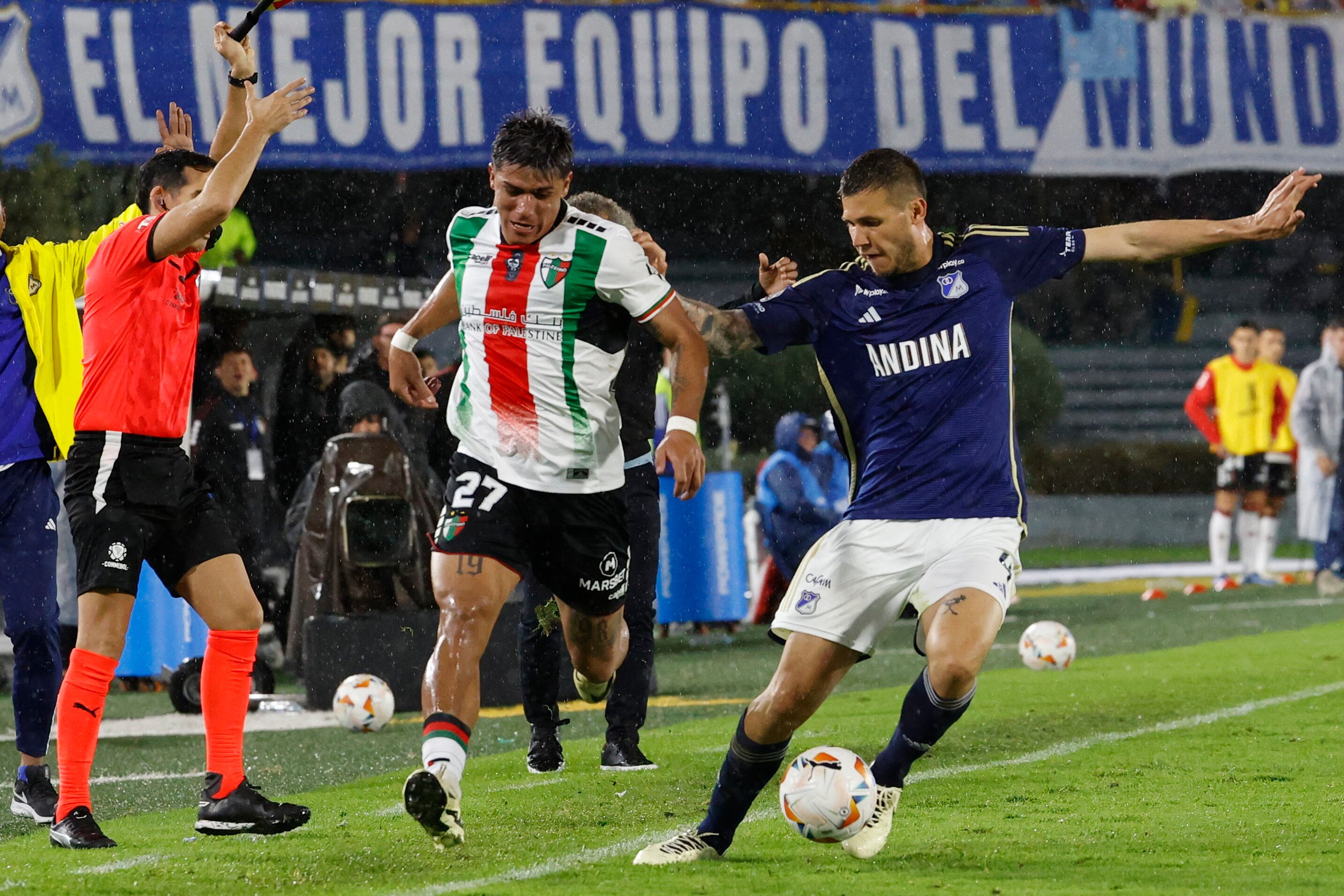 AMDEP1895. BOGOTÁ (COLOMBIA), 14/05/2024.- Juan Pablo Vargas (d) de Millonarios disputa el balón con Junior Marabel de Palestino este martes, en un partido de la fase de grupos de la Copa Libertadores entre Millonarios y Palestino en el estadio Nemesio Camacho El Campín en Bogotá (Colombia). EFE/ Mauricio Dueñas Castañeda