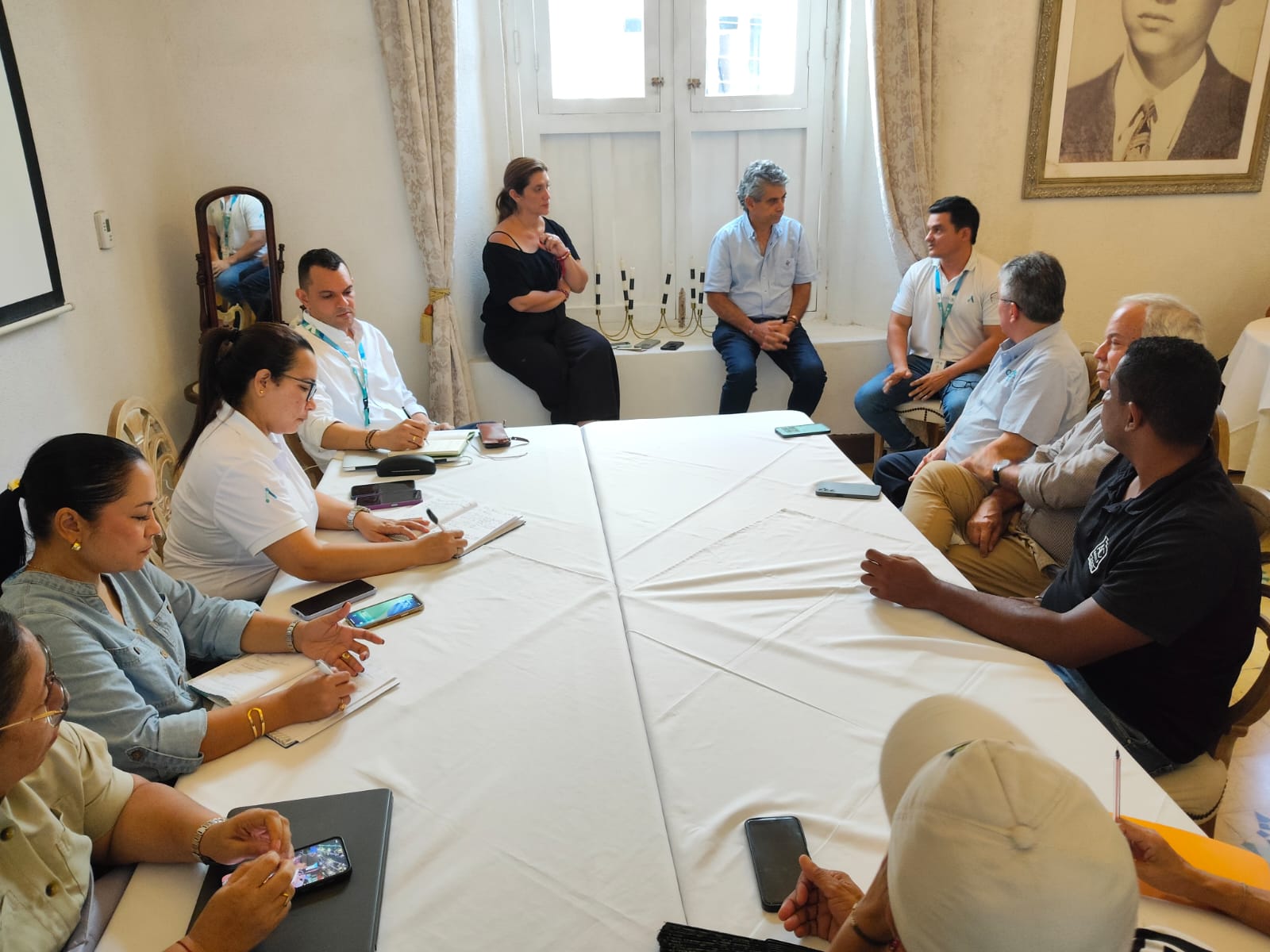 Mesa de trabajo de Air-e Intervenida con representantes del Centro Histórico de Santa Marta/ Gissell Campo