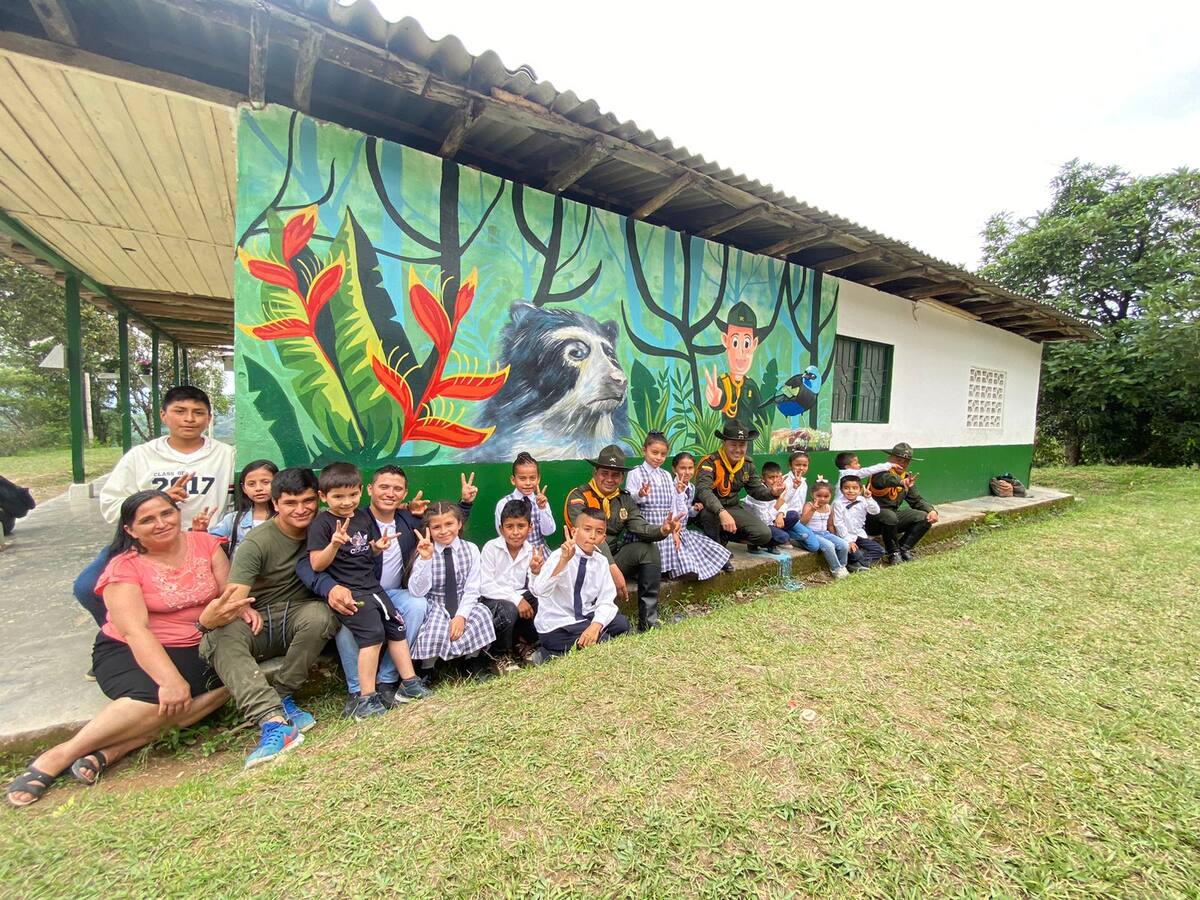 Policía y comunidad hicieron un parque infantil con material reciclable en San Agustín