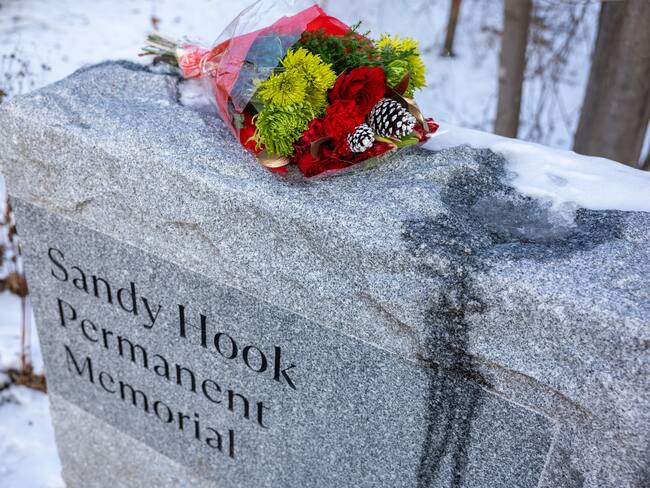 10 años del tiroteo masivo en escuela Sandy Hook y la historia se repite en EE.UU.