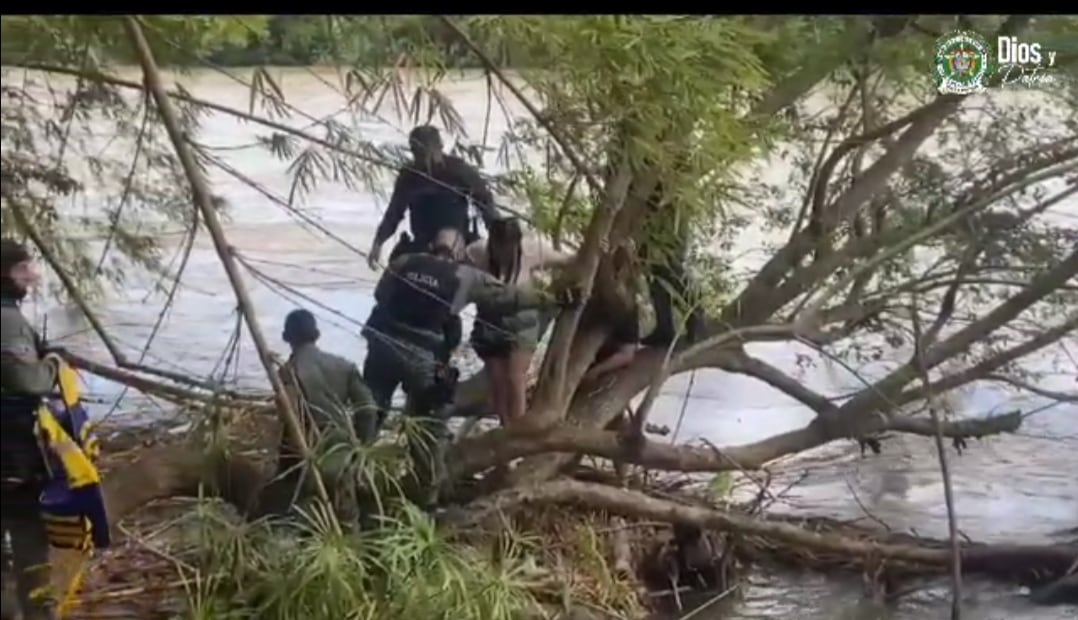 Los turistas, originarios de la capital del país, fueron traslados a centros asistenciales donde reciben atención médica de atención primaria sin mayor afectación a su salud.
